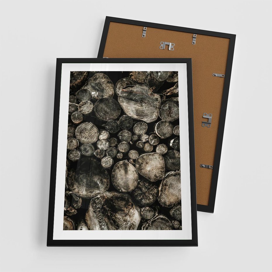 Plakat w ramie 50x70 - Stos Drewna - kłody drewna, pociete drweno - rama czarna