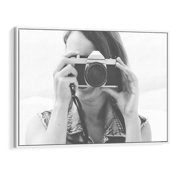 Obraz w ramie 70x50 - Zrób mi Zdjęcie - fotografia, kobieta z aparatem - rama biała