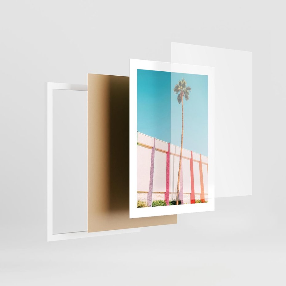 Plakat w ramie 30x40 - Tropikalny Kontrast - palma na tle błękitnego nieba, kolorowy mur - rama biała
