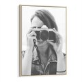 Obraz w ramie 50x70 - Zrób mi Zdjęcie - fotografia, kobieta z aparatem - rama drewno
