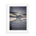 Plakat w ramie 50x70 - Spokój nad Jeziorem - pomost, jezioro - rama biała