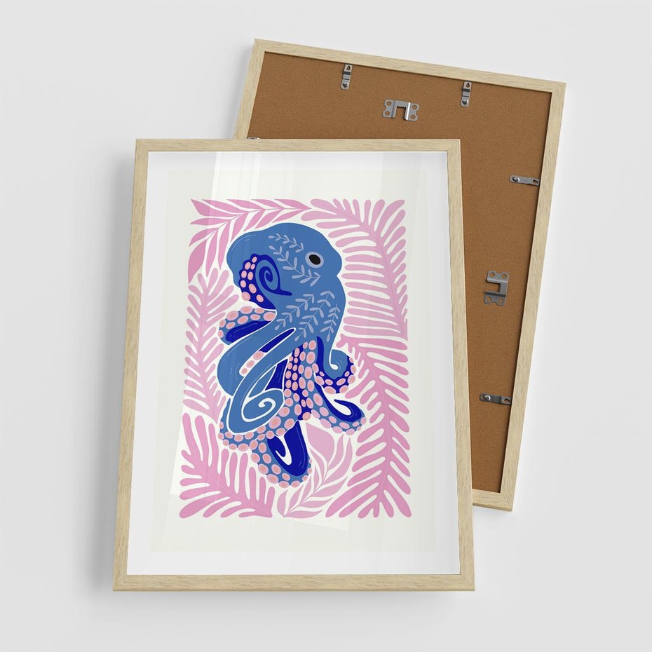 Plakat w ramie 50x70 - Rozkwitające marzenia - abstrakcyjna kompozycja, niebieska ośmiornica wśród różowej roślinnośći - rama drewno