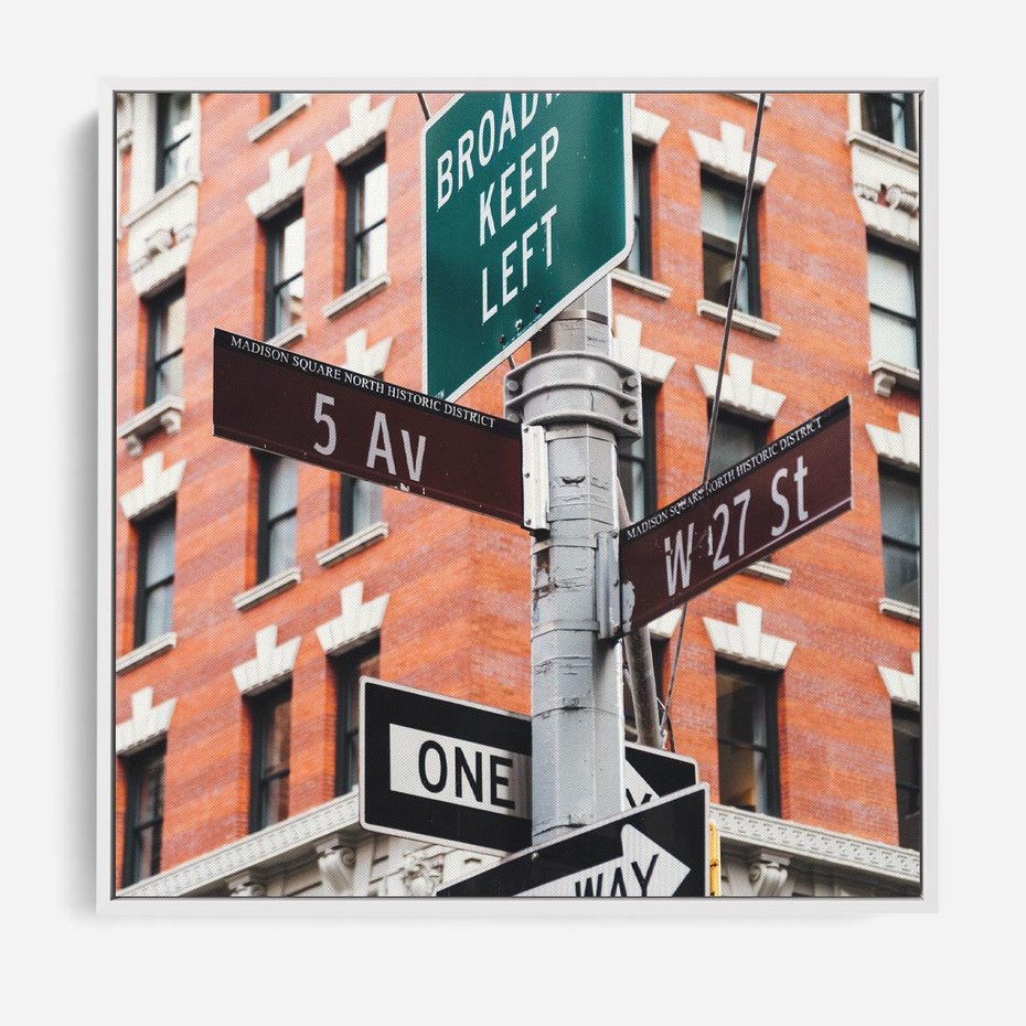 Obraz w ramie 80x80 - Namiastka wielkiego miasta - Nowy Jork, drogowskaz - rama biała