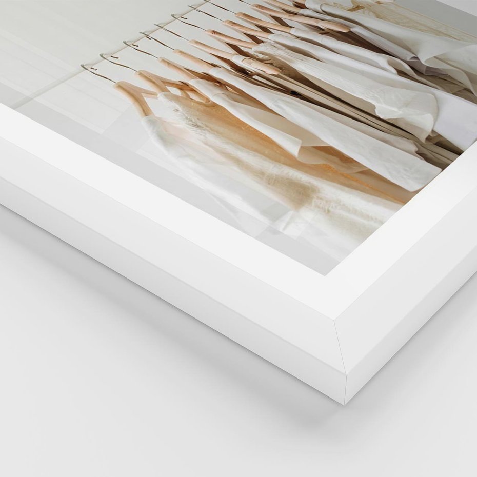 Plakat w ramie 50x70 - Elegancja Prostoty - ubrania, modowa fotografia - rama biała