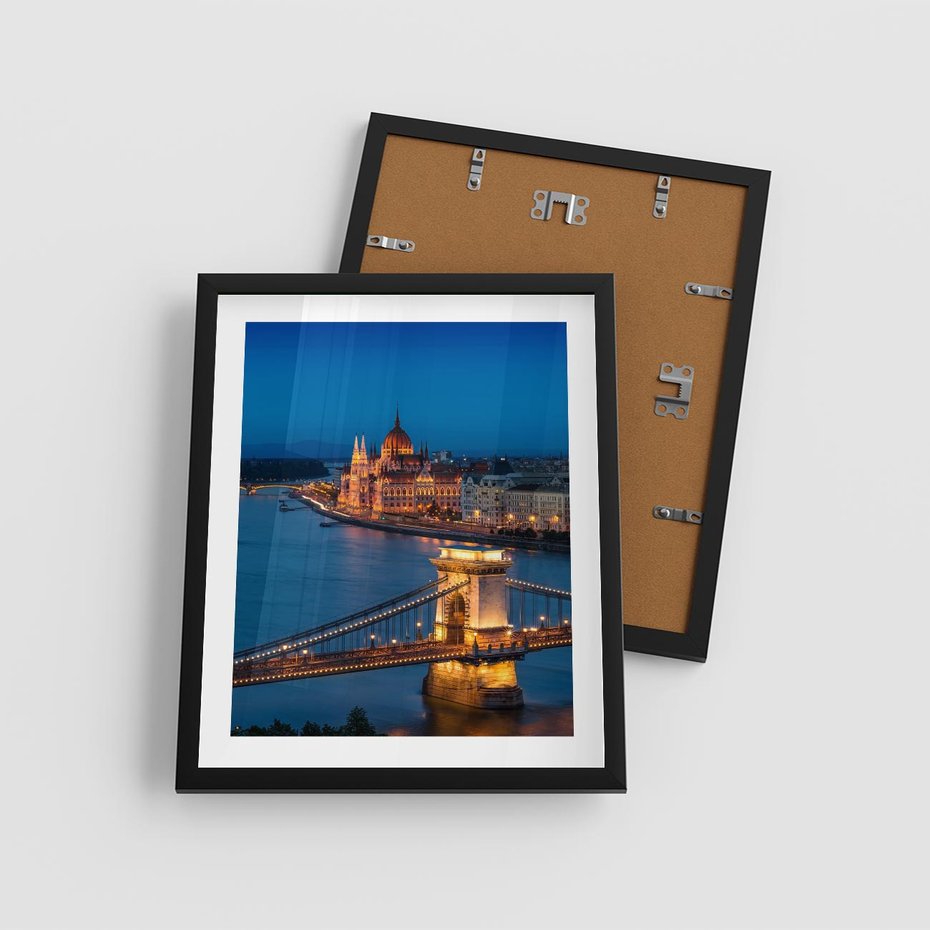 Plakat w ramie 40x50 - Mostowe miasto nocą - miasto, most - rama czarna