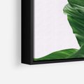 Obraz w ramie 70x100 - Zielone liście monstery - liście, monstera - rama czarna
