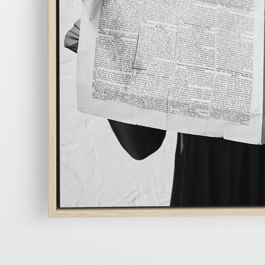 Obraz w ramie 50x50 - Nowe Wiadomości - retro zdjęcie, czarno białe - rama drewno