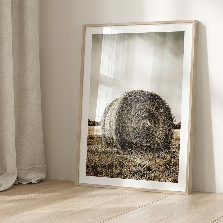 Plakat w ramie 50x70 - Siano w Sepii: Wiejska Tradycja - snopek siana, bela siana - rama drewno