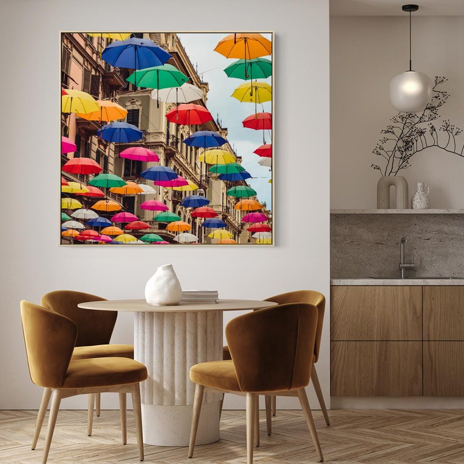 Obraz w ramie 50x50 - Barwna symfonia wyobraźni - fotografia, kolorowe parasolki podwieszone nad ulicą - rama drewno