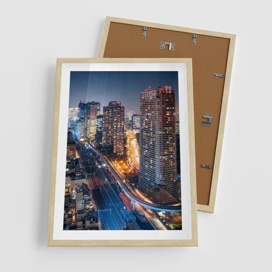 Plakat w ramie 50x70 - Miasto nocą z wieżowcami w tle - miasto, nocą - rama drewno