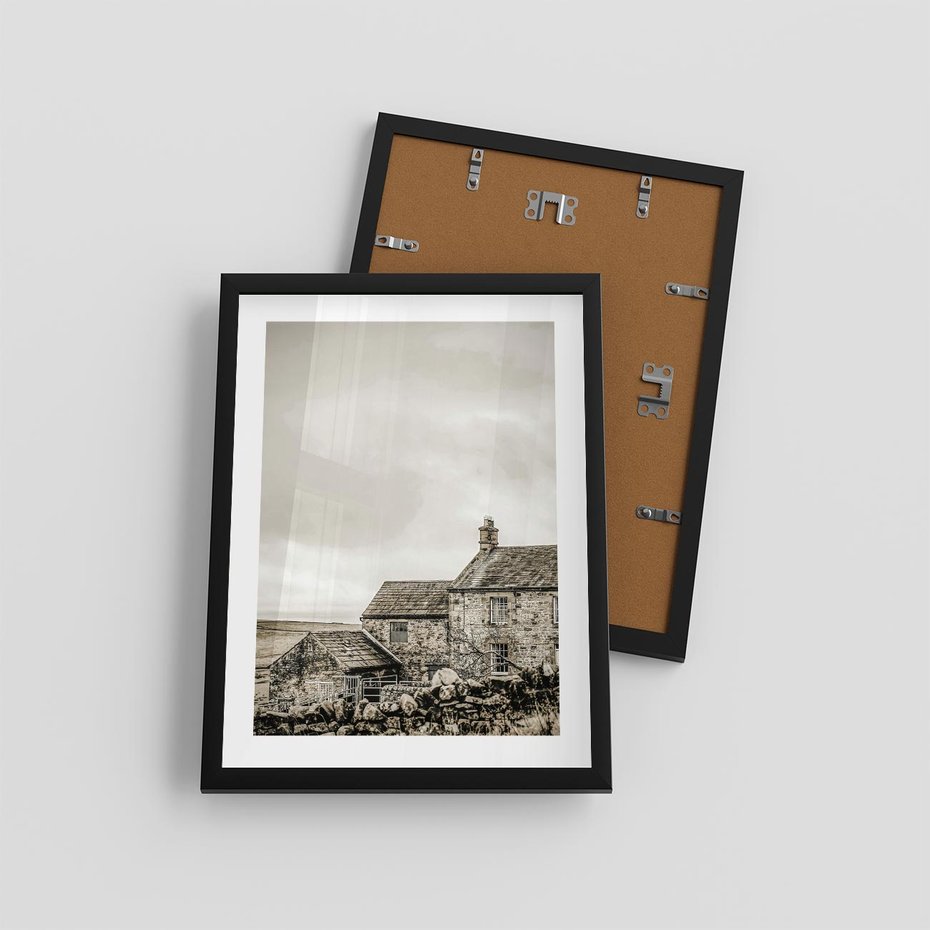 Plakat w ramie 30x40 - Kamienny Dom w Odcieniach Sepii - stary kamienny dom, odcienie sepii - rama czarna