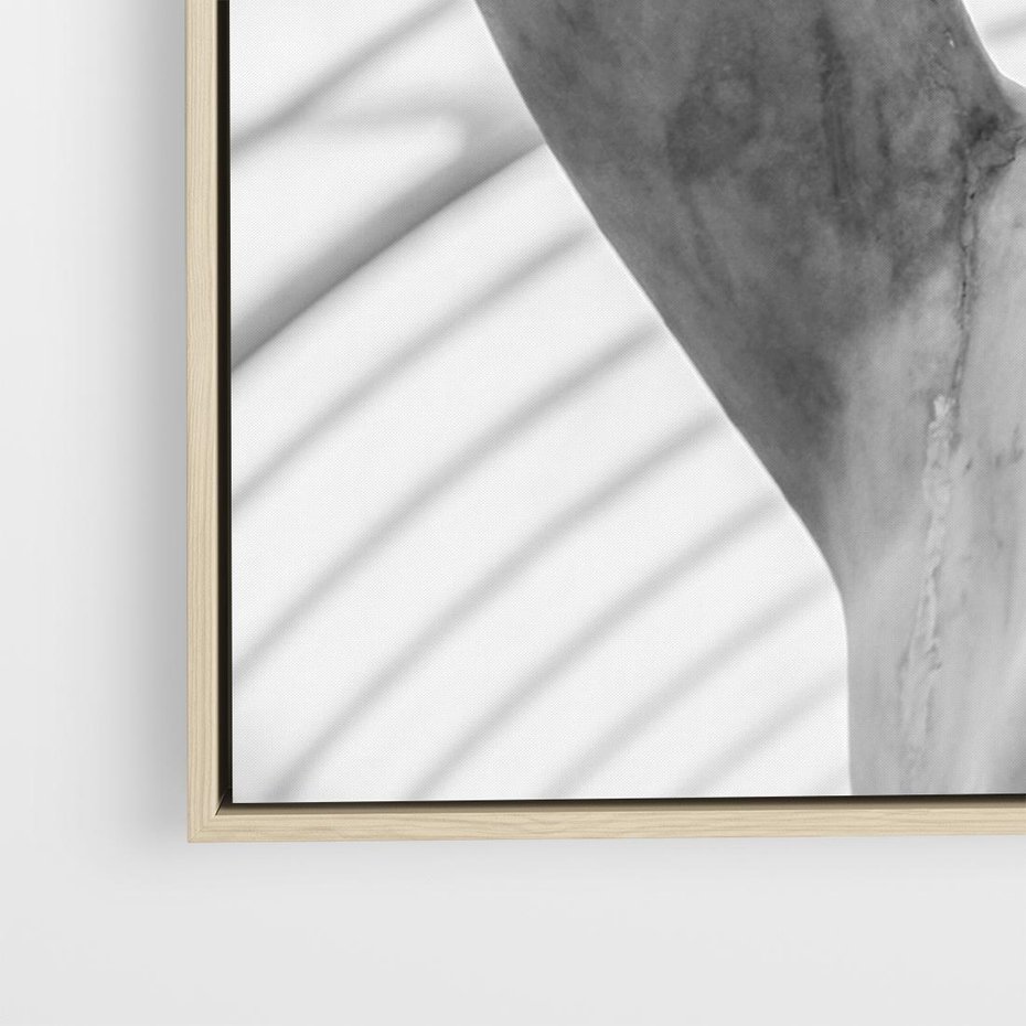 Obraz w ramie 70x50 - Zaklęta w Kamieniu - antyczna rzeźba kobiety na fotografii, czarno biała - rama drewno