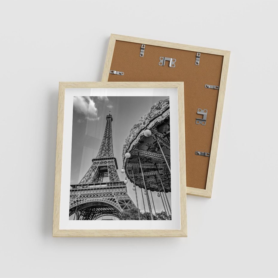 Plakat w ramie 40x50 - Zabawa w Paryżu - czarno białe zdjecie, wieża eiffla - rama drewno