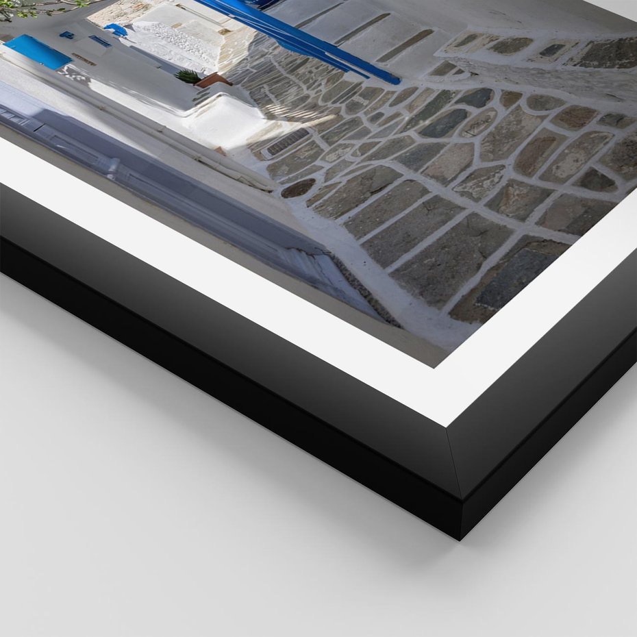 Plakat w ramie 40x50 - Uroki Santorini: Perspektywiczna Uliczka - uliczka, perspektywa - rama czarna