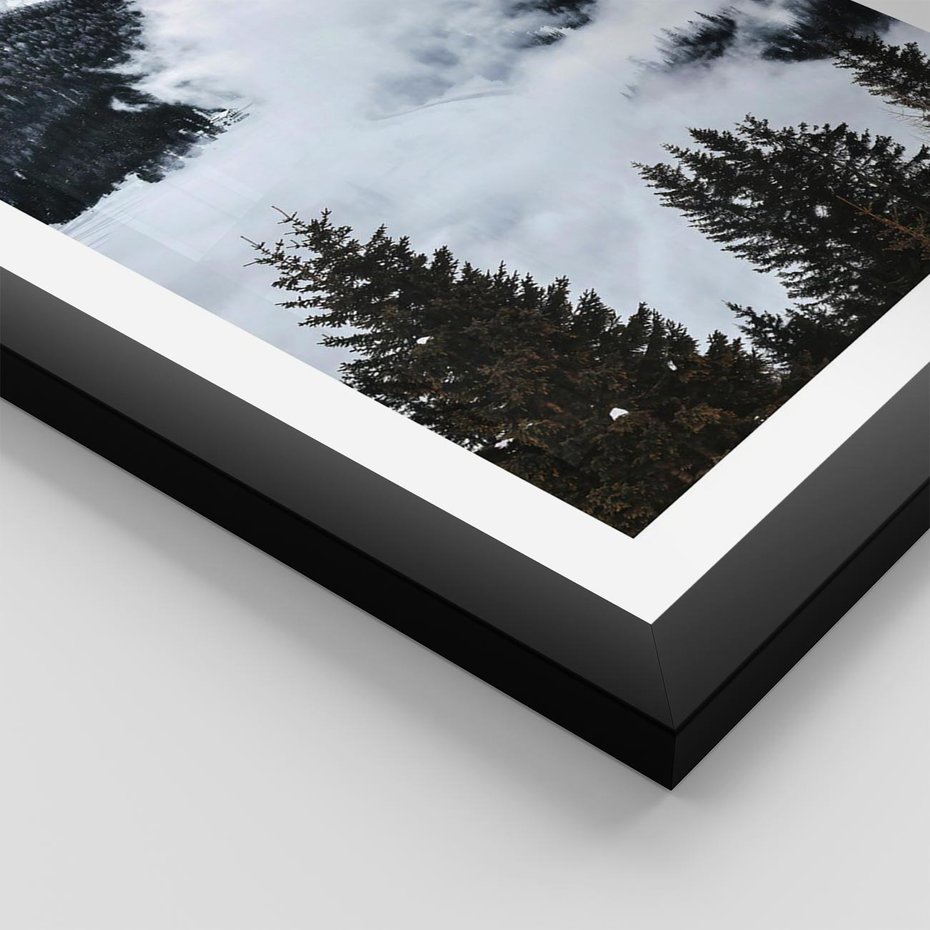 Plakat w ramie 50x70 - Zimowa Magia Gór: Śnieżne Szczyty - grajobraz górski, zima - rama czarna