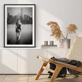 Plakat w ramie 30x40 - Kapiel w Mieście - czarno białe zdjęcie, kobieta wchodzi do wody - rama czarna