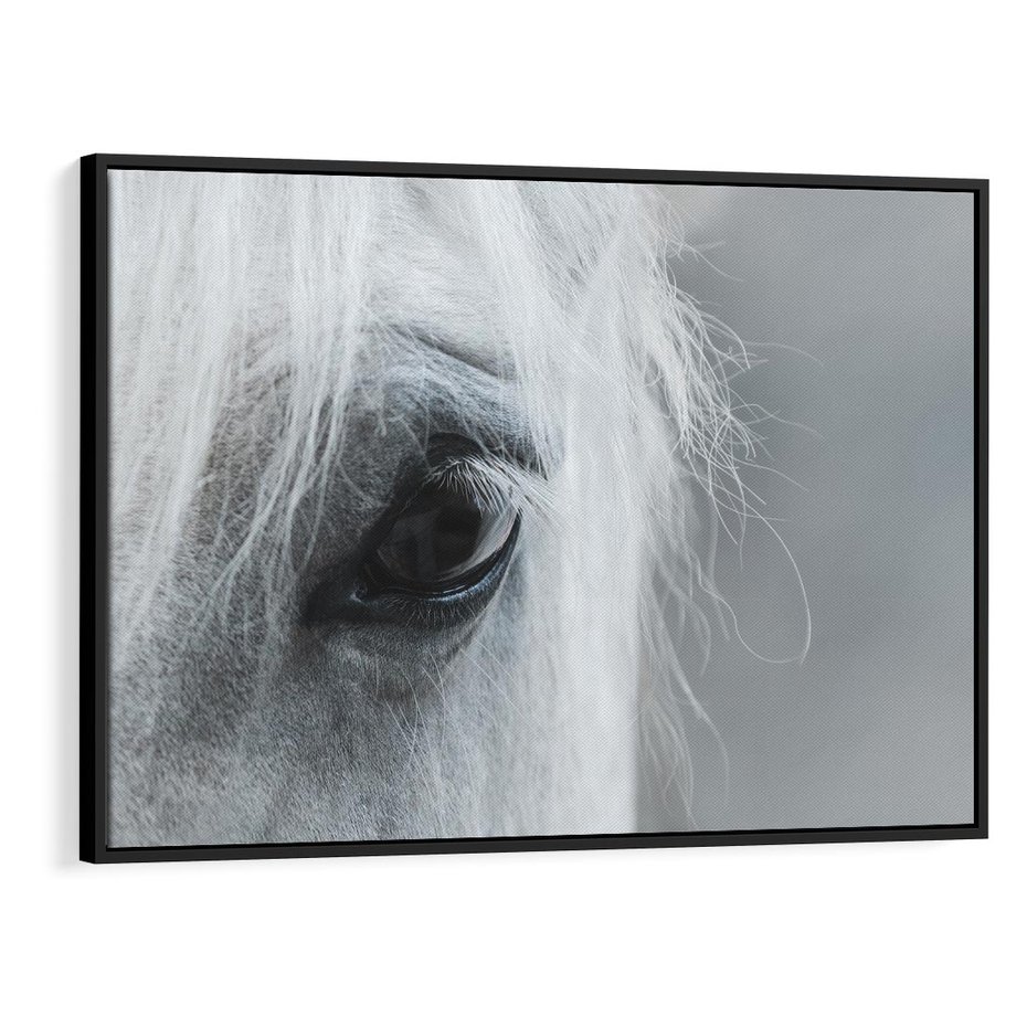 Obraz w ramie 100x70 - Oko Mocy - czarno białe zdjęcie, zbliżenie makro na oko konia - rama czarna