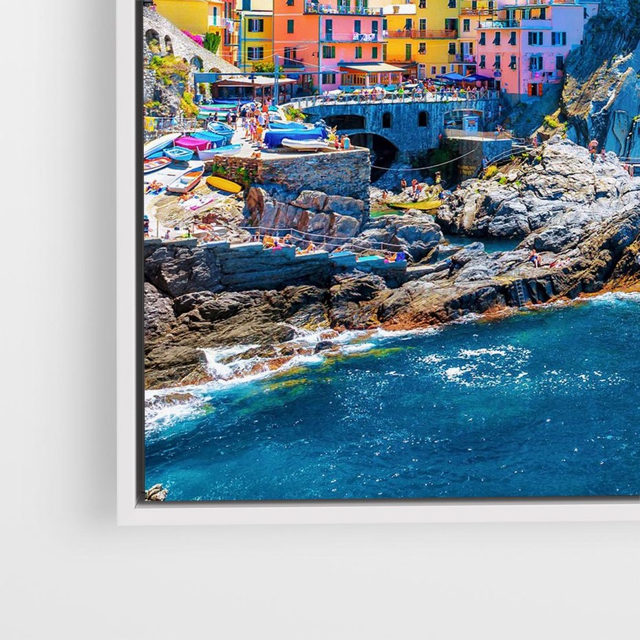 Obraz w ramie 80x80 - Barwne Wybrzeże - nadmorskie miasto na klifie, kolorowe tęczowe budynki - rama biała