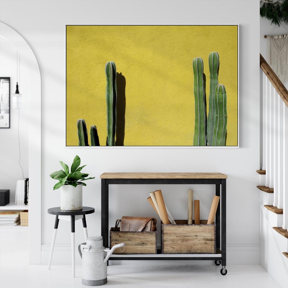 Obraz w ramie 100x70 - Refleksje w roślinnym odbiciu - zielone kaktusy na tle żółtej ściany, soczyste kolory - rama biała