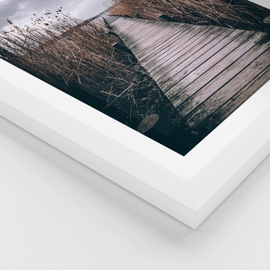 Plakat w ramie 40x50 - Mglisty krajobraz - pomost, morze - rama biała