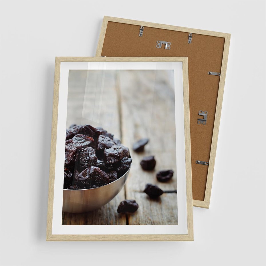 Plakat w ramie 50x70 - Smakowite rodzynki na talerzu - rodzynki, jedzenie - rama drewno
