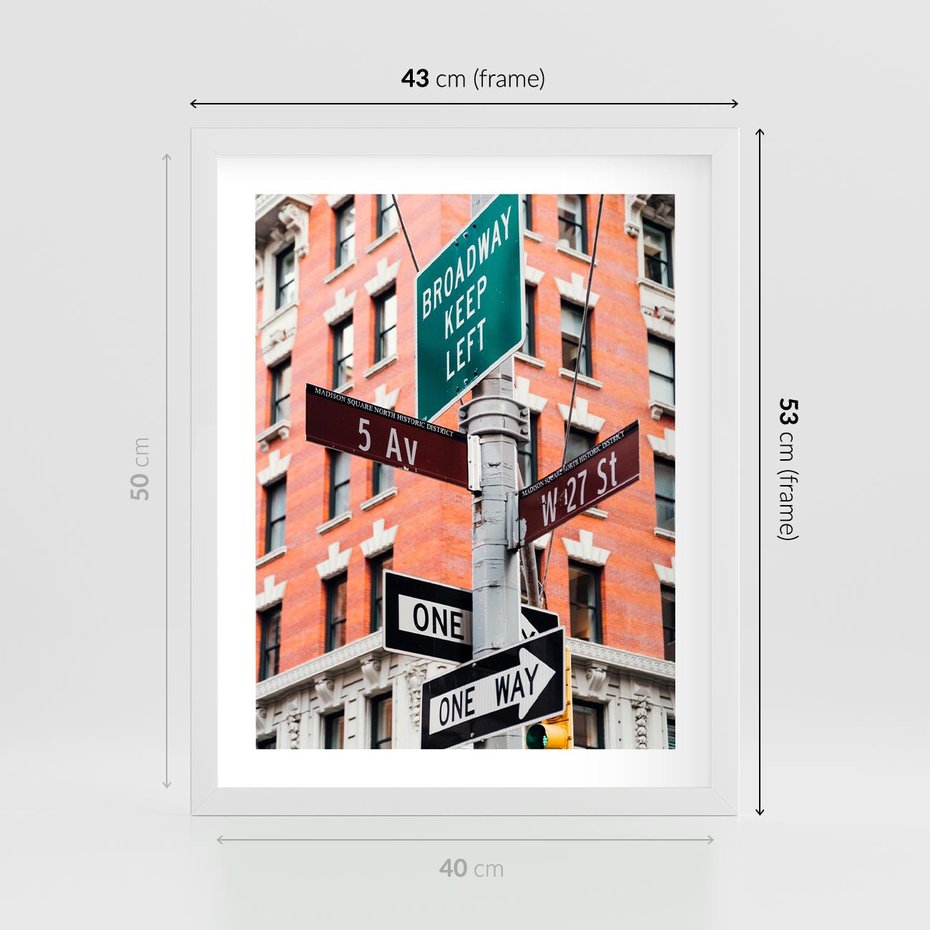 Plakat w ramie 40x50 - Namiastka wielkiego miasta - Nowy Jork, drogowskaz - rama biała