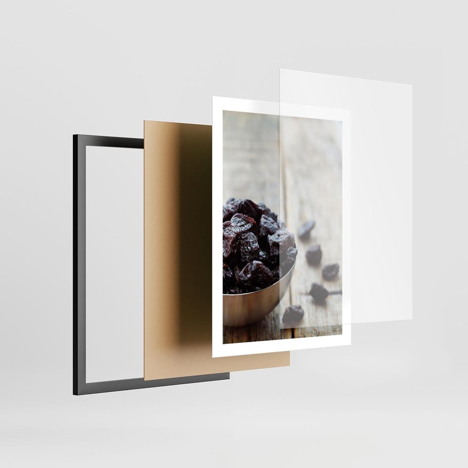 Plakat w ramie 50x70 - Smakowite rodzynki na talerzu - rodzynki, jedzenie - rama czarna