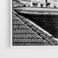 Obraz w ramie 80x80 - Miasto w Retro Odsłonie - fotografia czarno biała, ujęcie na dachy wielkiego miasta - rama biała