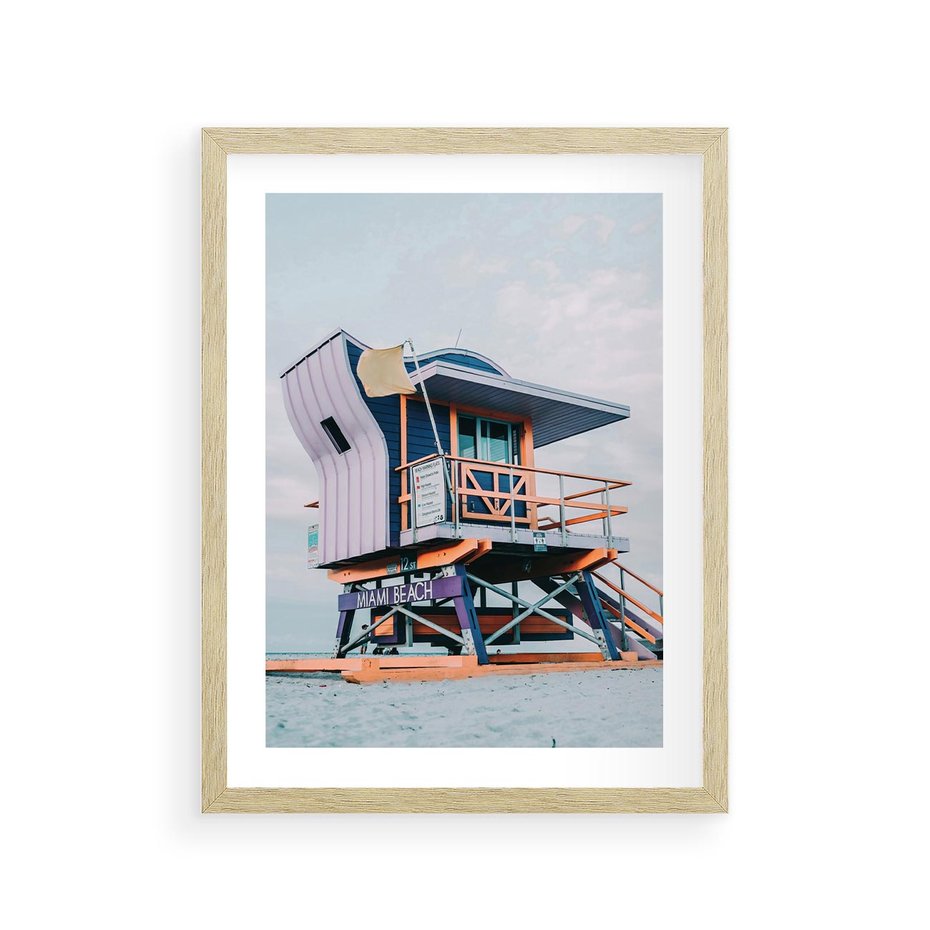 Plakat w ramie 30x40 - Plażowa Kolorystyka: Budka Ratownika w Pastelach - pastelowa budka ratownika, plaża Miami - rama drewno