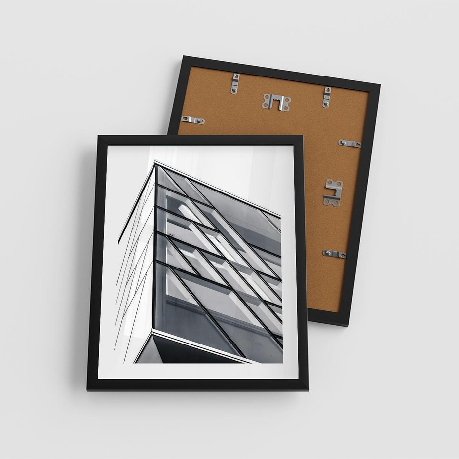 Plakat w ramie 40x50 - Architektura Przyszłości: Czarno-Białe Ujęcie - nowoczesna architektura, czarno białe zdjęcie - rama czarna