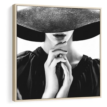 Obraz w ramie 50x50 - Czarna Elegancja - fotografia czarno biała, zbliżenie portret kobiety w czerni - rama drewno