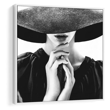 Obraz w ramie 50x50 - Czarna Elegancja - fotografia czarno biała, zbliżenie portret kobiety w czerni - rama biała