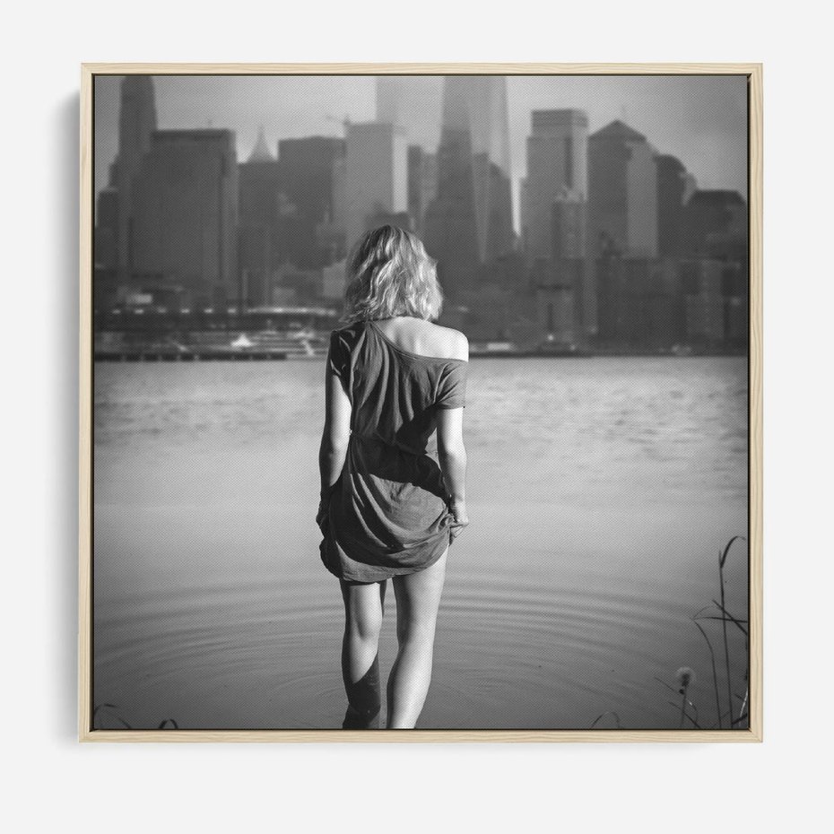 Obraz w ramie 50x50 - Kapiel w Mieście - czarno białe zdjęcie, kobieta wchodzi do wody - rama drewno