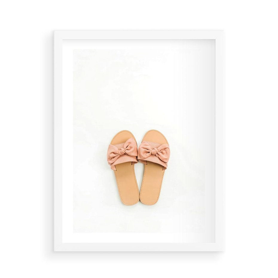 Plakat w ramie 50x70 - Minimalistyczna Moda: Klapki na Białym Tle - klapki, minimalizm - rama biała