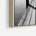 Obraz w ramie 50x70 - Spokojna Przystań - czarno biała fotografia, drewniany pomost na jeziorze - rama drewno