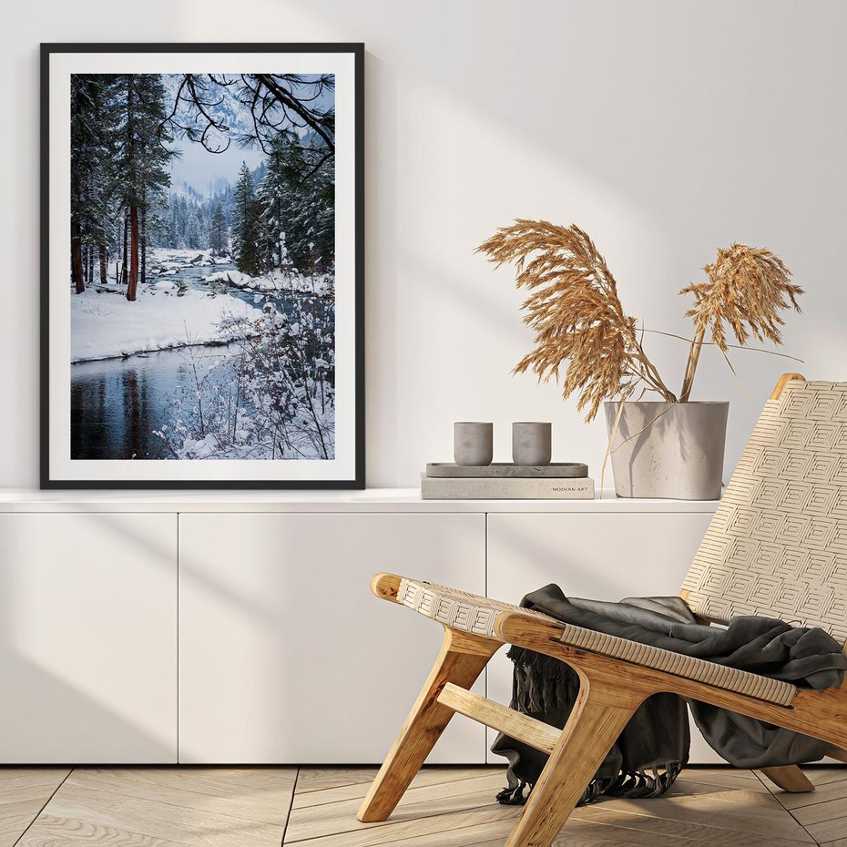 Plakat w ramie 50x70 - Śnieżne cuda - zima, las - rama czarna