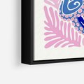 Obraz w ramie 70x100 - Rozkwitające marzenia - abstrakcyjna kompozycja, niebieska ośmiornica wśród różowej roślinnośći - rama czarna