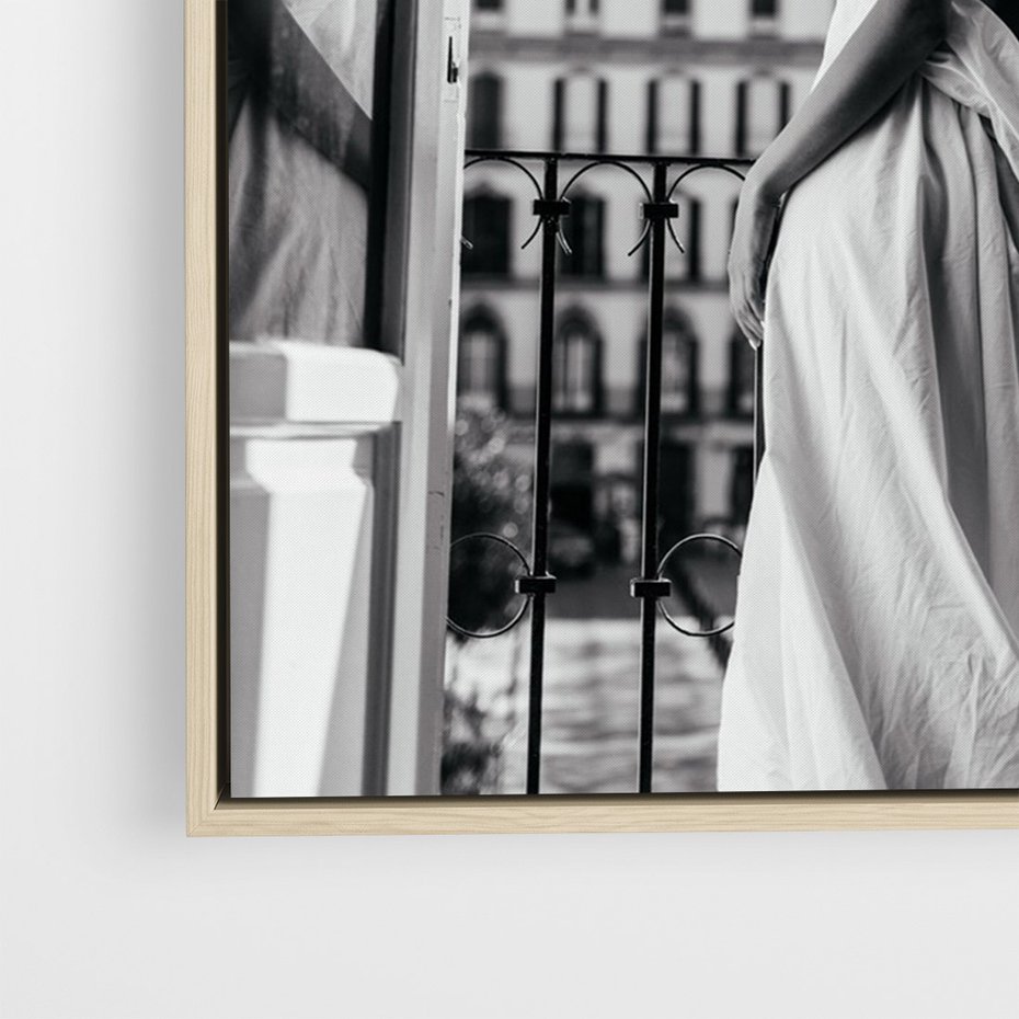 Obraz w ramie 50x70 - Poranki w Paryżu - czarno białe zdjęcie, kobieta w prześcieradle na balkonie - rama drewno