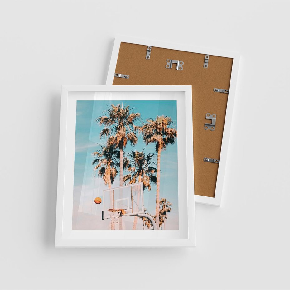 Plakat w ramie 40x50 - Egzotyczna Koszykówka - palmy na tle nieba, koszykówka - rama biała