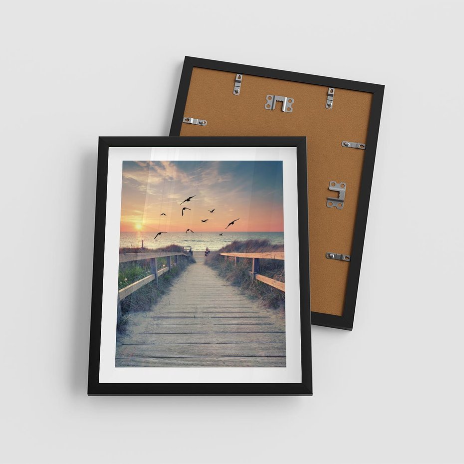 Plakat w ramie 40x50 - Sielanka nad brzegiem - plaża, pomost - rama czarna