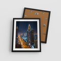 Plakat w ramie 40x50 - Nocna magia - miasto, noc - rama czarna