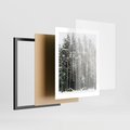 Plakat w ramie 40x50 - Sypiący Śnieg - las w zimie, drzewa pod śniegiem - rama czarna