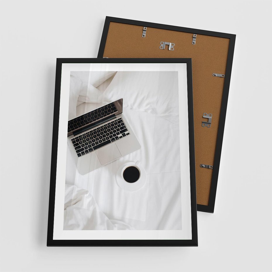 Plakat w ramie 50x70 - Relaks w Łóżku: Kawa i Laptop w Pościeli - komputer, na łóżku - rama czarna