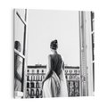 Obraz na płótnie 70x70 - Poranki w Paryżu - czarno białe zdjęcie, kobieta w prześcieradle na balkonie