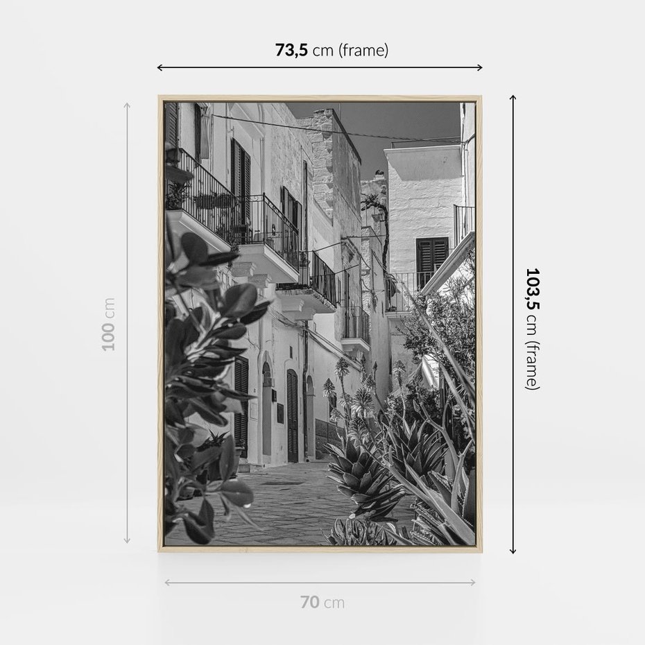 Obraz w ramie 70x100 - Nadmorska Uliczka - czarno białe zdjecie, uliczka w nadmorskim mieście - rama drewno