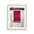 Plakat w ramie 30x40 - Okno z Czerwonymi Okiennicami - stare okno, kamienica - rama drewno
