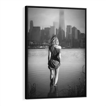 Obraz w ramie 70x100 - Kapiel w Mieście - czarno białe zdjęcie, kobieta wchodzi do wody - rama czarna
