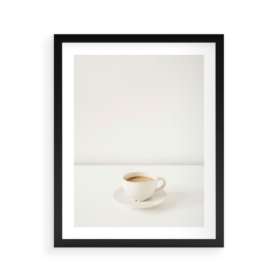 Plakat w ramie 40x50 - Kawa w Prostocie - kawa w filizance, białe tłó - rama czarna