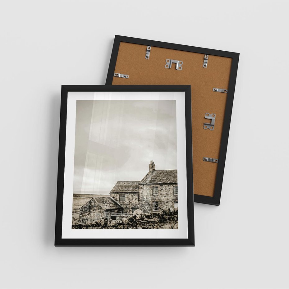 Plakat w ramie 40x50 - Kamienny Dom w Odcieniach Sepii - stary kamienny dom, odcienie sepii - rama czarna