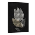 Obraz w ramie 70x100 - Nocne Uniesienia - abstrakcyjny kwiat, mroczna atmosfera - rama czarna
